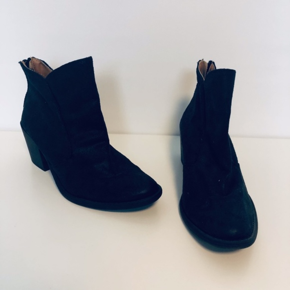 QUPID Black Heeled Bootie Shoes ((unknown size))